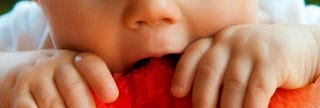 Criança a comer melancia